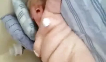 او عکس کیر و کس سکسی با یک قلاب نخبه بیرون می آید