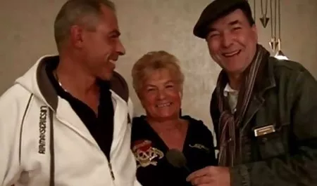 مردی که در ساحل انگشت می عكس كس وكون زند