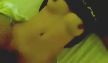 به عكس كس سكسي تکه های جوراب پاره شده است